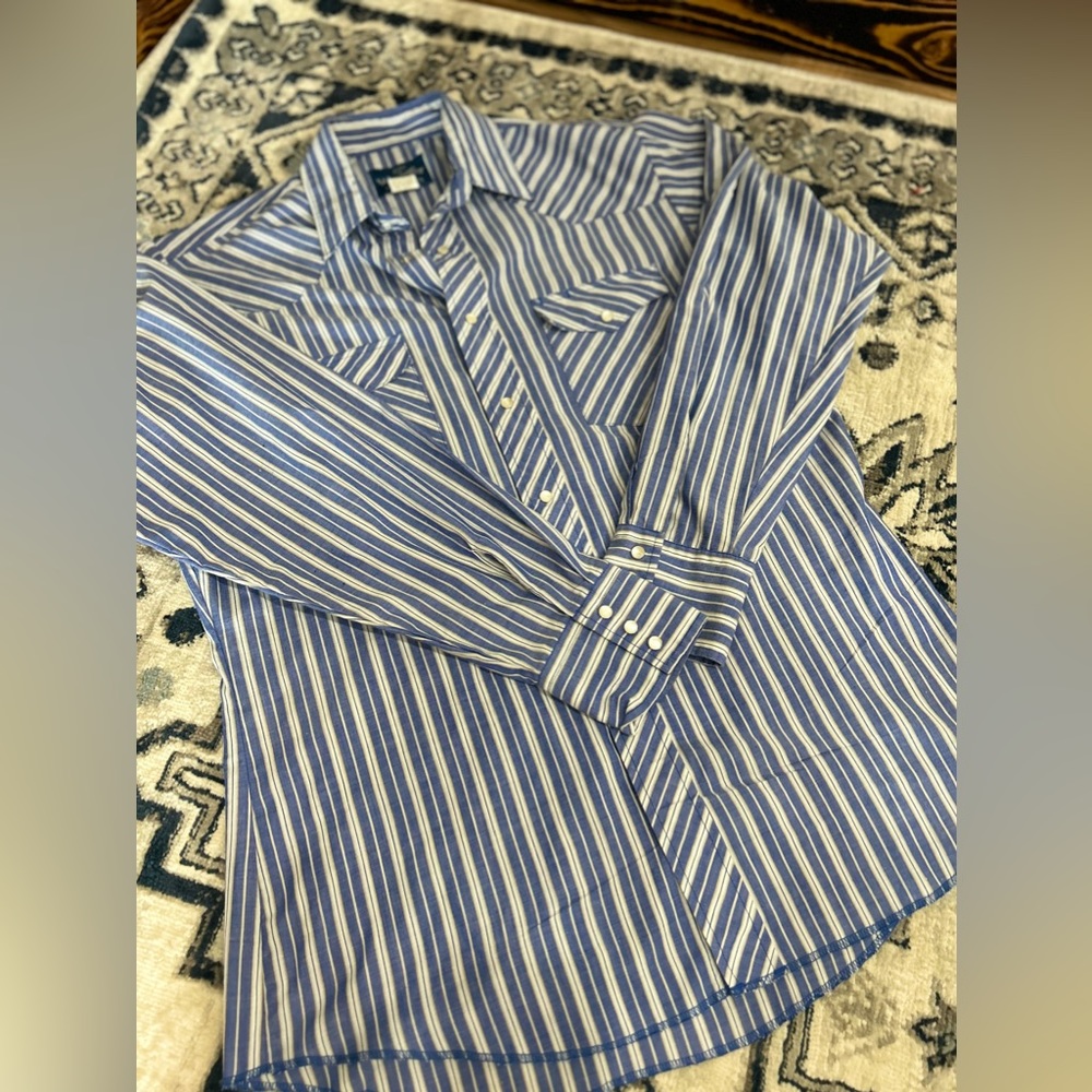 WRANGLER Like New Blue and White Pearl Snap